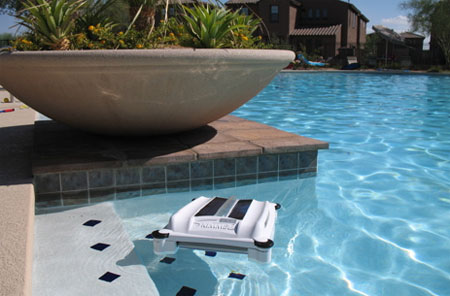 Be Lazy, Let The Solar Breeze Skimmer Robot Clean Your Pool